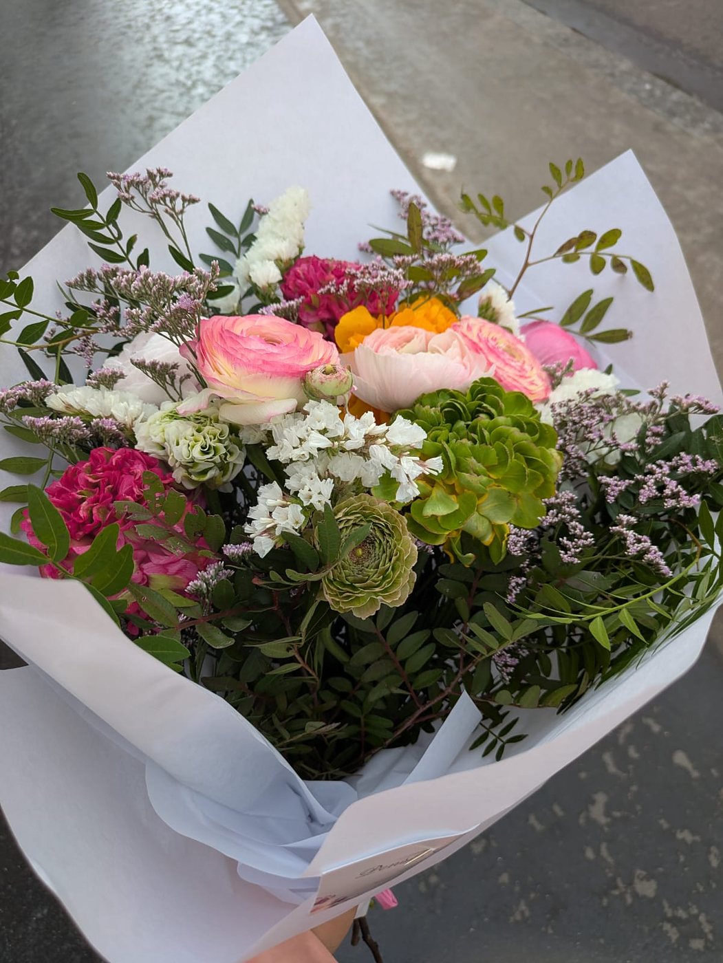 Bouquet de saison emballé dans son papier, prêt à offrir