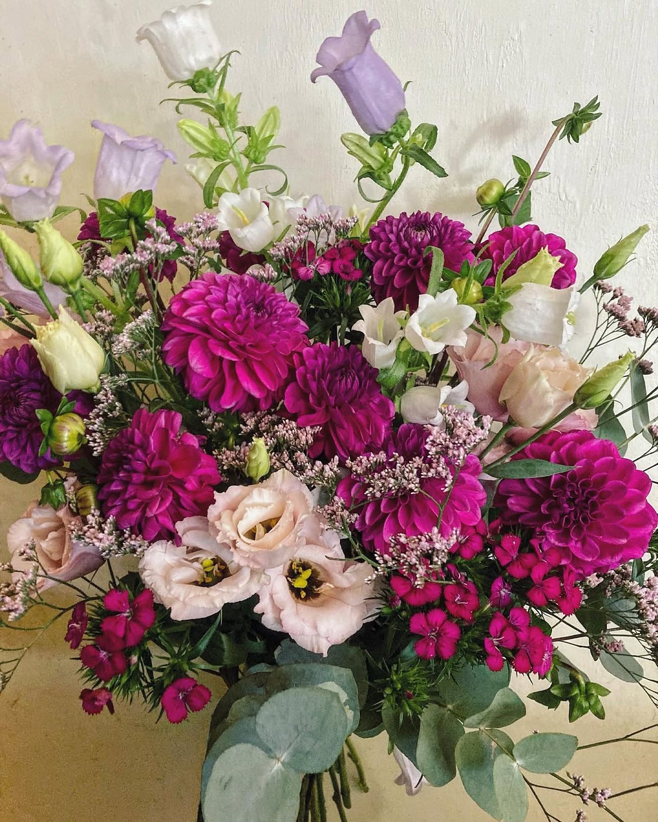 Bouquet fuchsia et prune de lisianthus et de statice