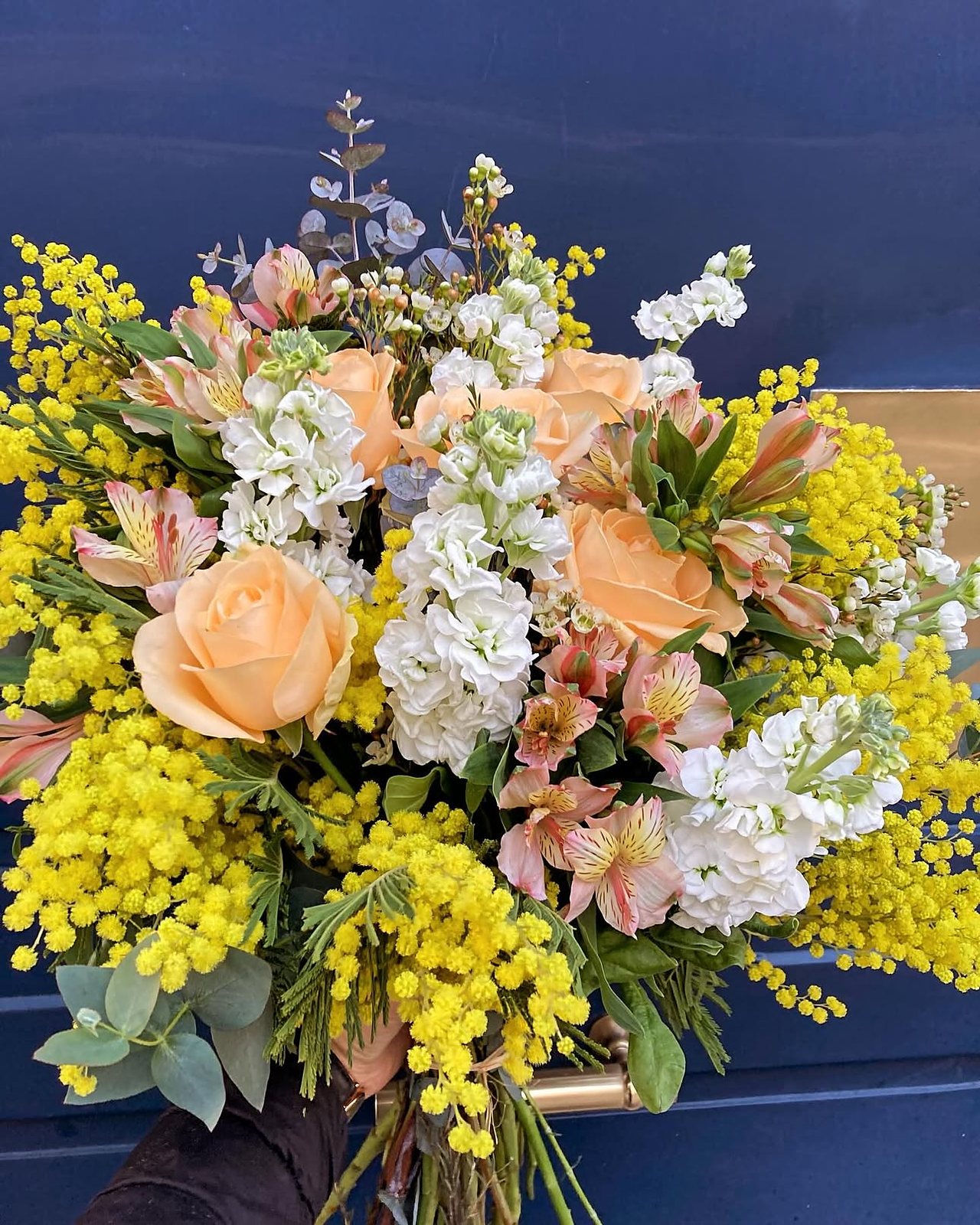 Bouquet de mimosa, roses pêche et giroflées