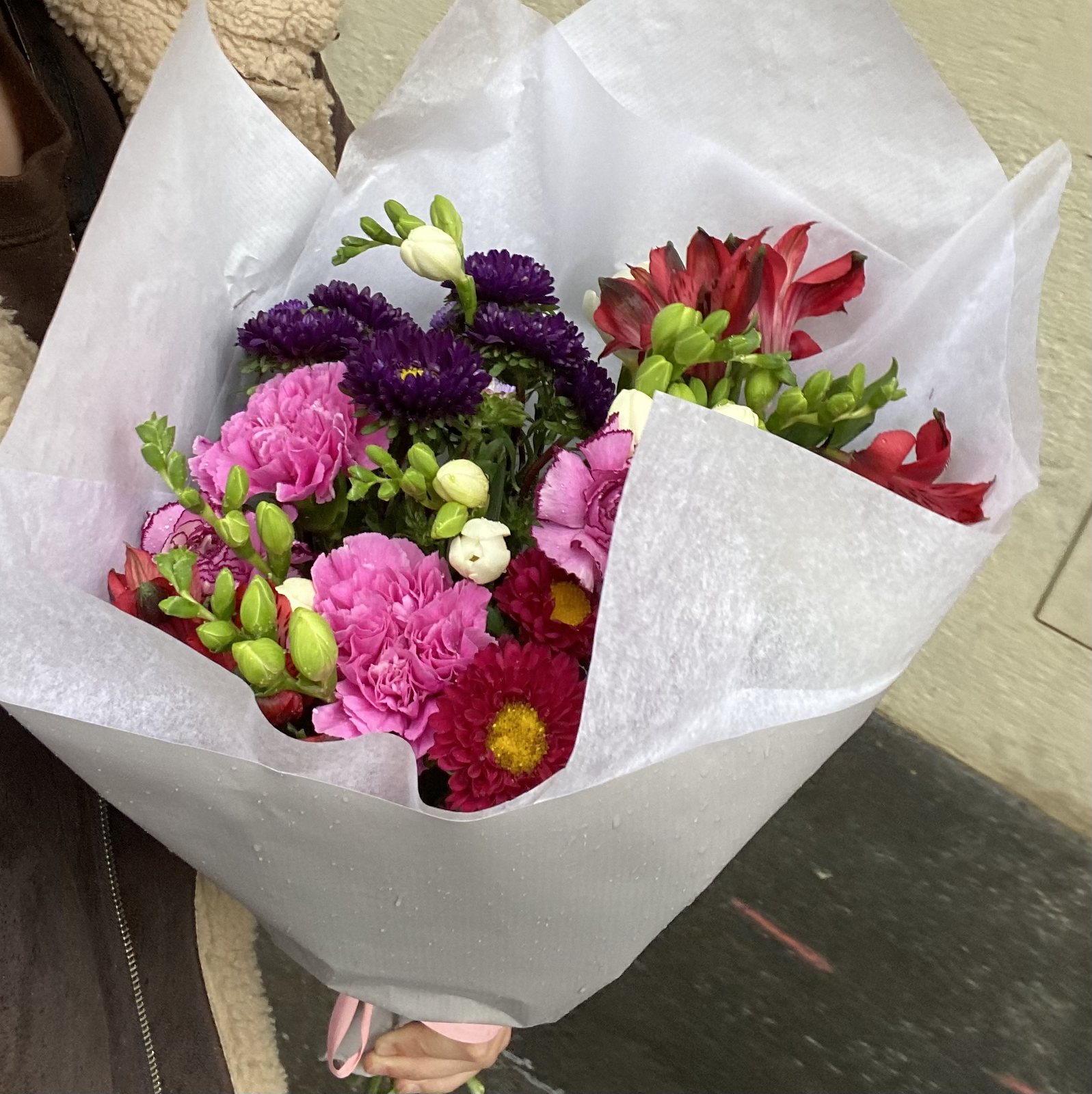 Bouquet prune et rose dans son papier blanc
