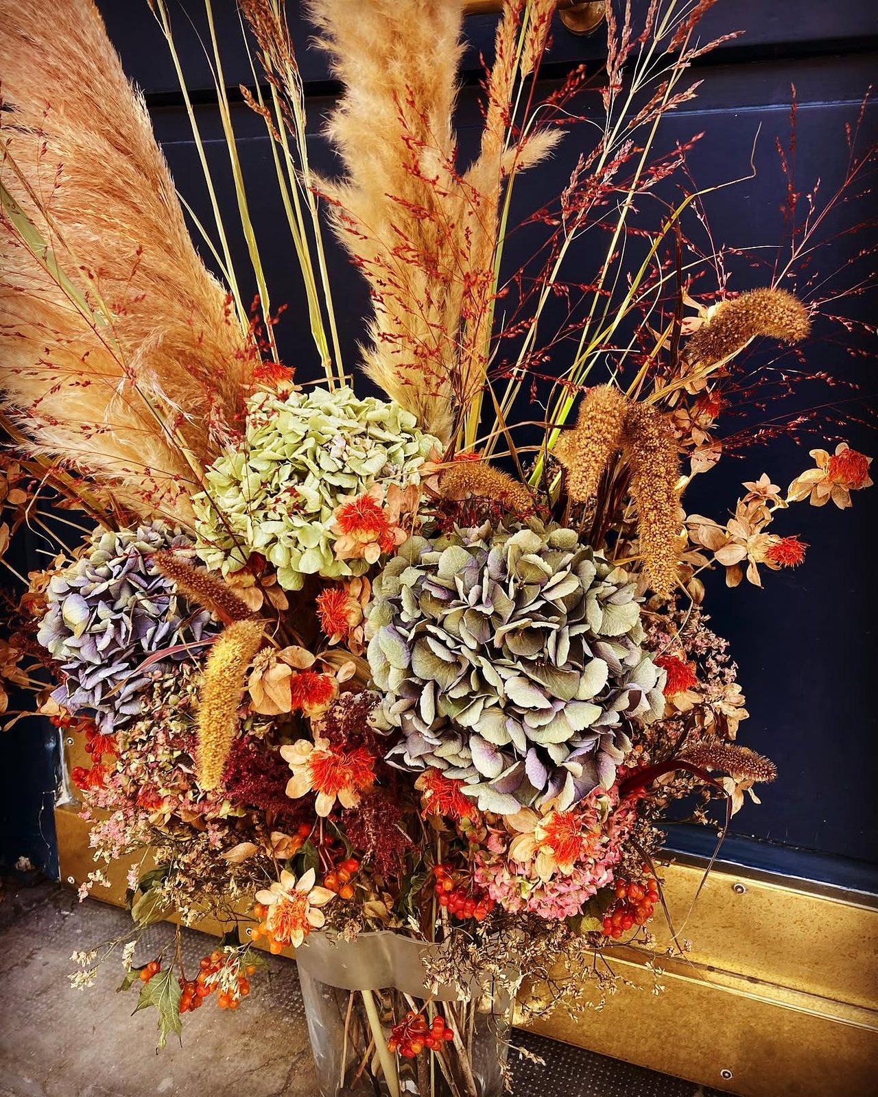 Grand bouquet séché d’automne : hortensias, herbes de la pampa et épis