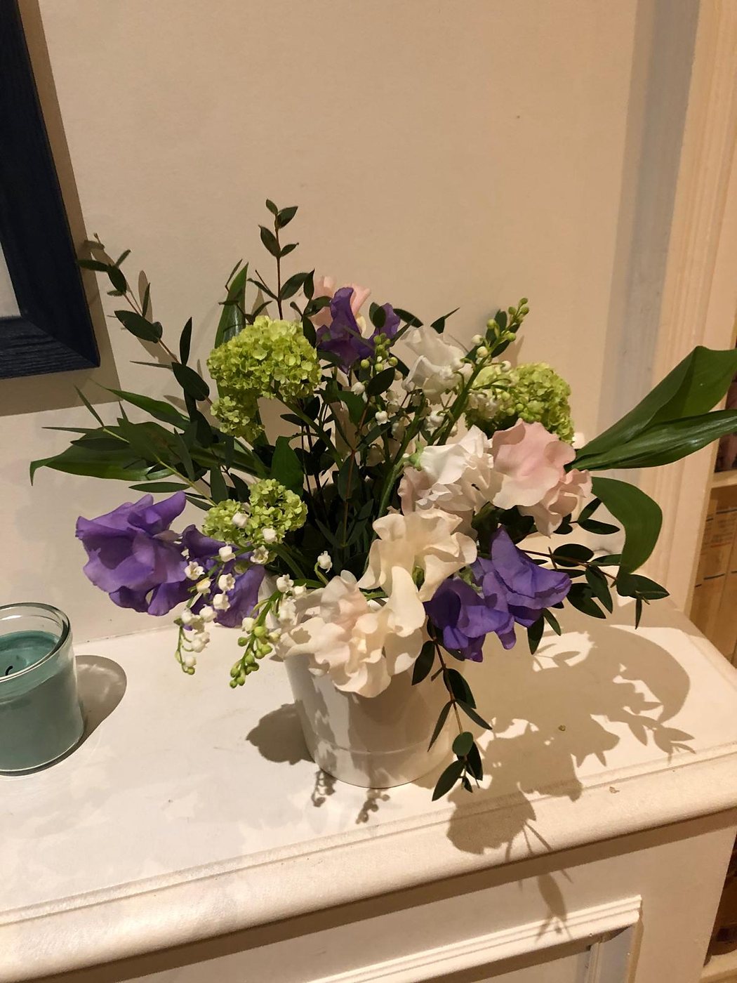 Bouquet violet et blanc dans un vase transparent, dans la boutique