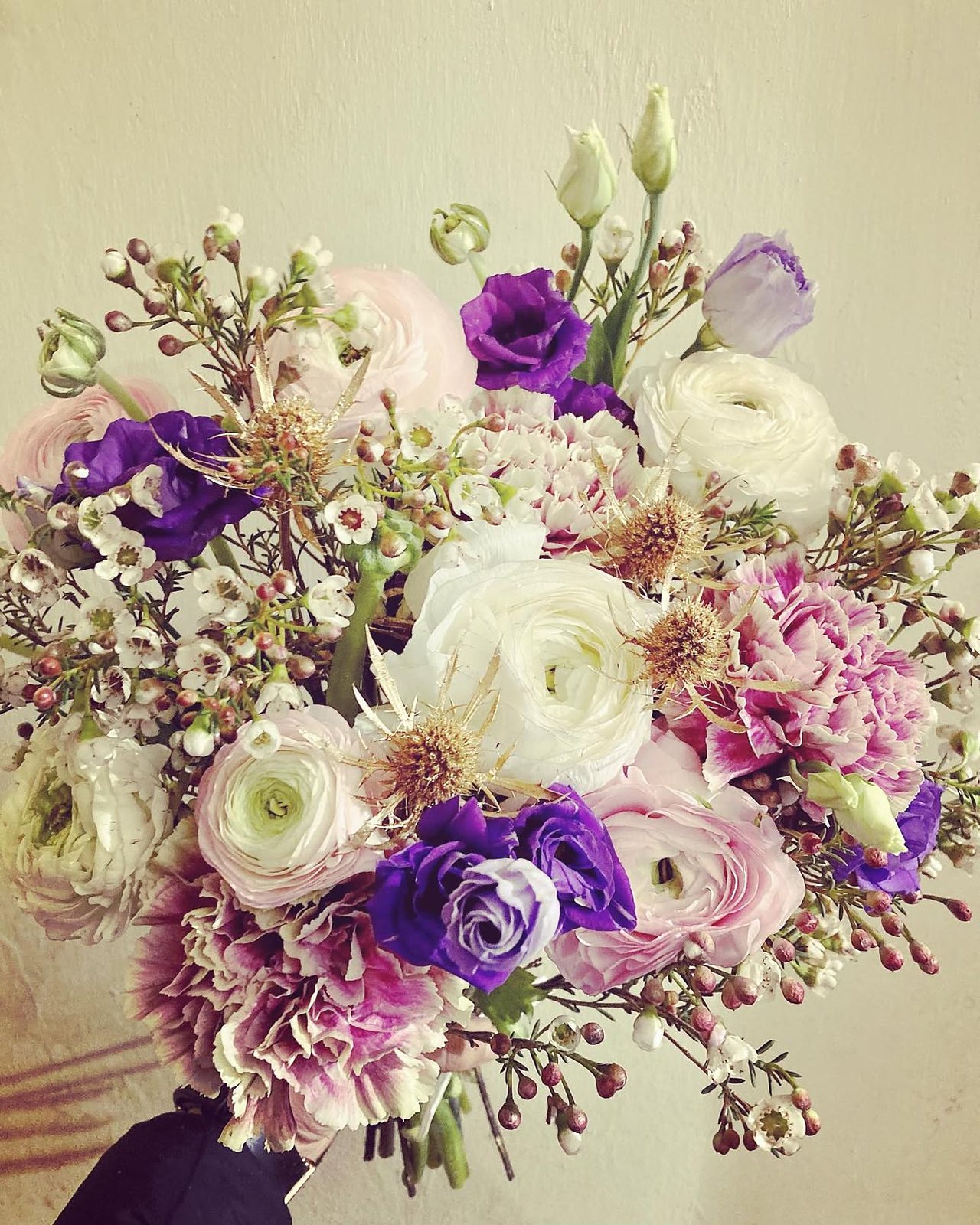 Bouquet violet et blanc de renoncules et de lisianthus