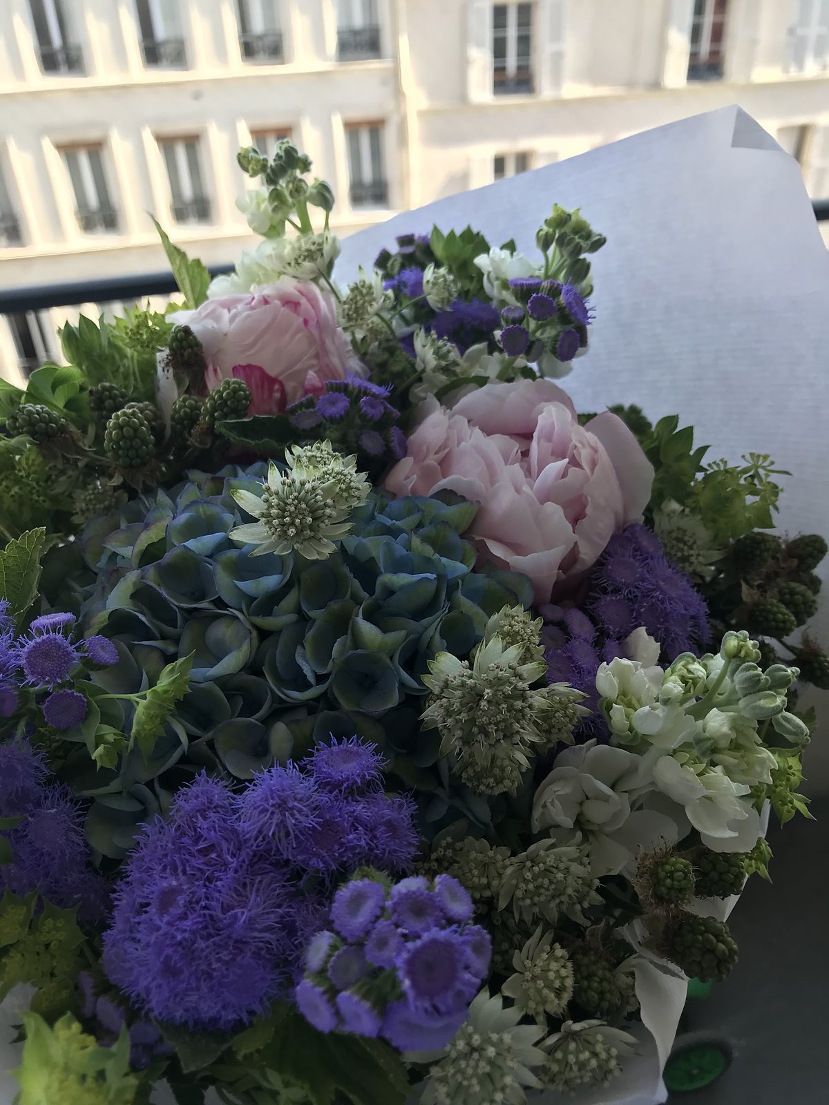 Composition d’hiver : choux d’ornement violets, statice et feuillages