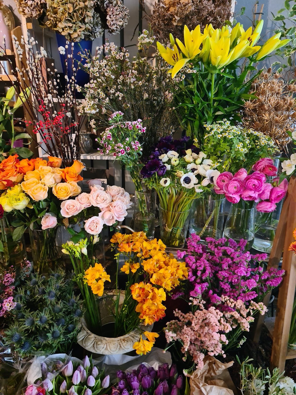 L’étal au printemps : lys, anémones, freesias et statice