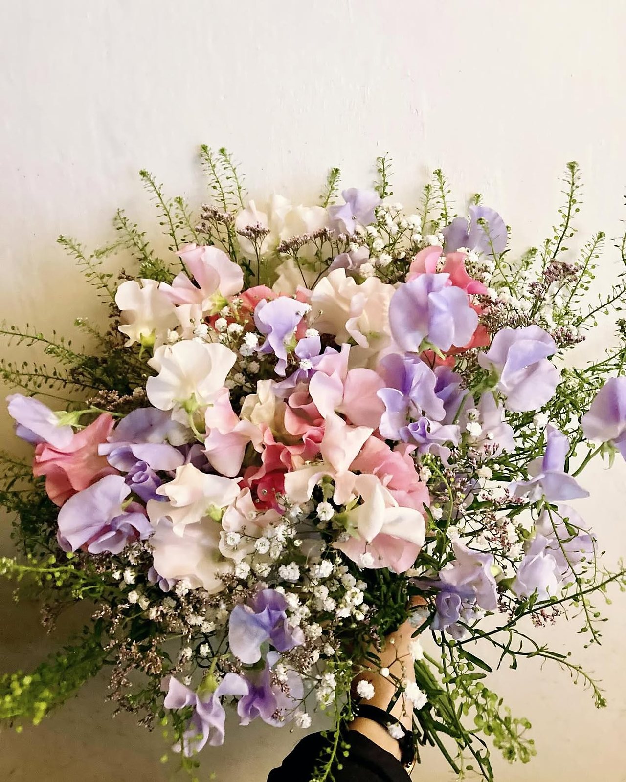 Bouquet de pois de senteur et de fleurs de printemps