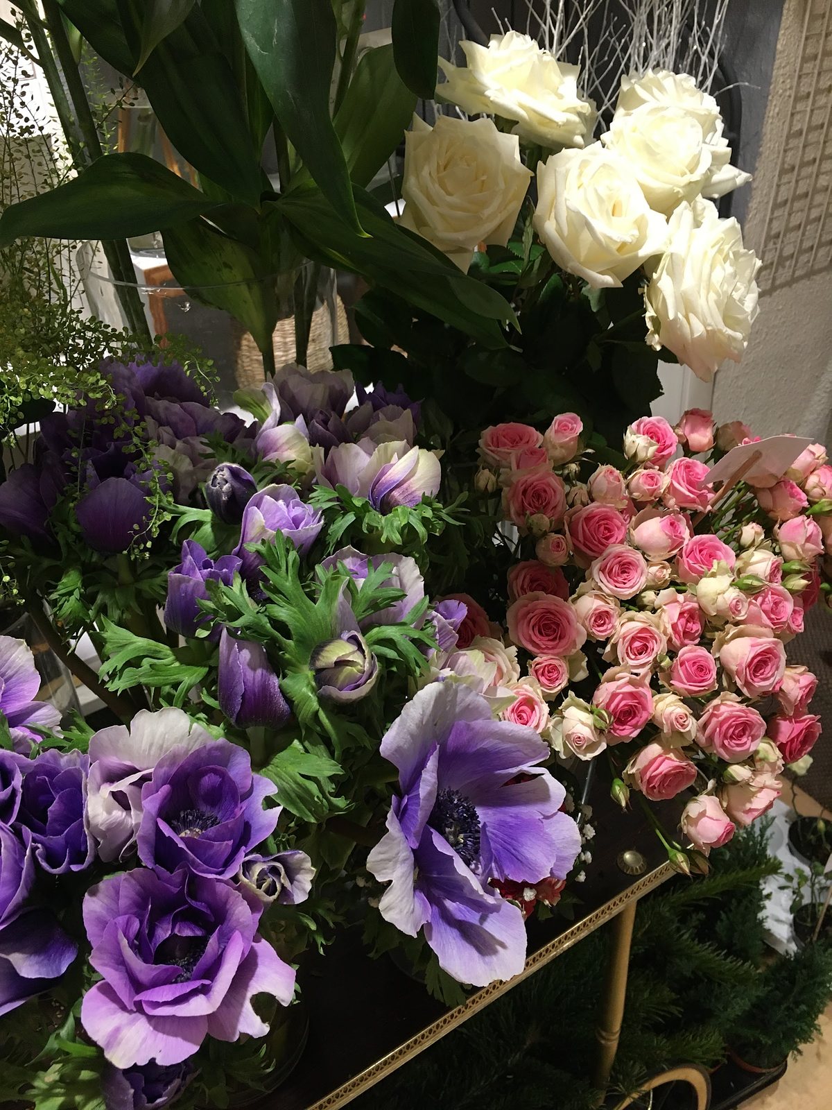 Renoncules blanches et anémones violettes en vase